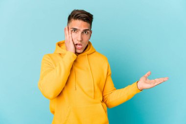 Beyaz tenli yakışıklı, avucunun içinde fotokopi yeri tutmaktan etkilenmiş..