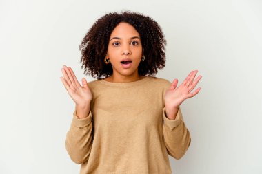 Genç Afro-Amerikan melez kadın şaşırdı ve şok oldu..