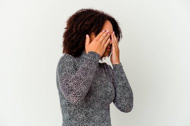 Genç Afro-Amerikan melez kadın gözlerden uzak, elleri kapalı..