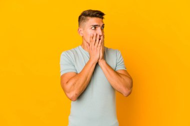 Genç, yakışıklı, beyaz bir adam yalnız, korkmuş ve korkmuş..