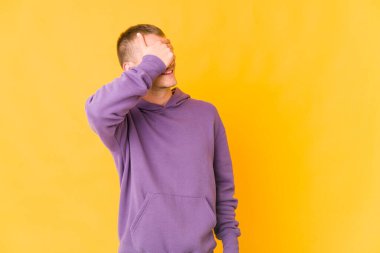 Beyaz tenli yakışıklı adam elleriyle gözlerini kapatıyor. Gülümsüyor ve bir sürpriz bekliyor..