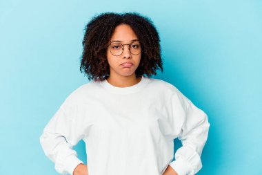 Genç Afro-Amerikan melez kadın bir dedikodu söyleyip, bir şeyler rapor ediyor..