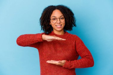 Genç Afro-Amerikan melez kadın iki eliyle bir şey tutuyor..