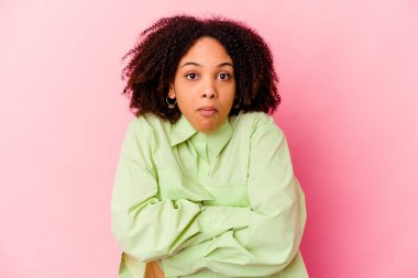 Genç Afro-Amerikan melez kadın omuz silkiyor ve gözleri açık..