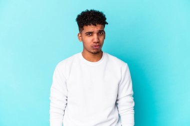 Genç Afro-Amerikalı kıvırcık adam mavi yanaklardan soyutlanmış, yorgun bir ifadeye sahip. Yüz ifadesi kavramı.
