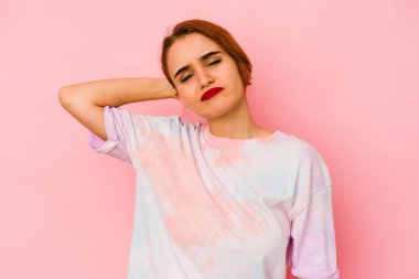 Genç Arap melez kadın stresten dolayı boynu ağrıyor, masaj yapıyor ve eliyle dokunuyor..