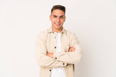 Kafkasyalı yakışıklı, soyutlanmış, kendinden emin, kararlılıkla kollarını kavuşturan bir adam..