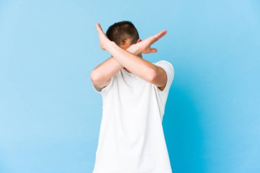 Kafkasyalı yakışıklı bir adam iki kolu çapraz tutuyor, inkar kavramı..