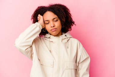 Genç Afro-Amerikan melez kadın yorgun ve uykulu bir şekilde kendini soyutlamış..