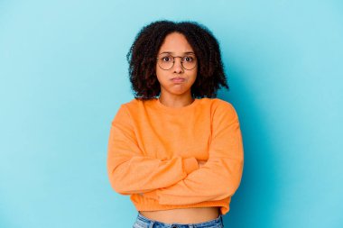 Genç Afro-Amerikan melez kadın izole edilmiş yanaklar, yorgun bir ifade var. Yüz ifadesi kavramı.