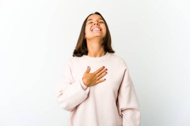 Genç melez kadın elini göğsünde tutarak kahkahalar atıyor..