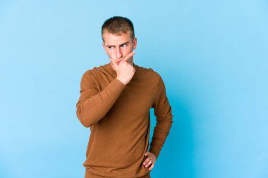 Genç, beyaz, yakışıklı bir adam bir strateji planlıyor, bir iş yolu düşünüyor..