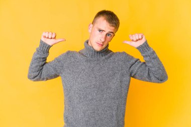 Beyaz tenli yakışıklı adam gururlu ve kendinden emin, örnek alınacak biri..