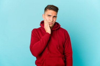 Kafkasyalı yakışıklı bir adam izole edilmiş güçlü bir diş ağrısı, azıdişi ağrısı var..