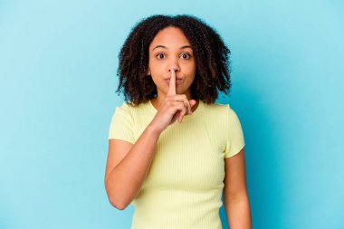 Genç Afro-Amerikan melez kadın bir sır saklıyor ya da sessizlik istiyor..