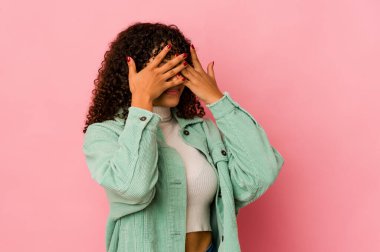 Genç Afrikalı Afro-Amerikan kadın yalnız, gözleri korkuyla kapalı, elleriyle..