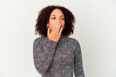 Genç Afro-Amerikan melez kadın kendini izole etmiş esniyor ve ağzını eliyle kapatan yorgun bir jest yapıyor..