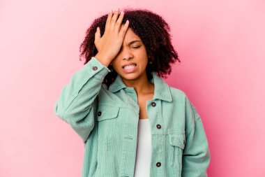 Genç Afro-Amerikan melez kadın bir şeyi unutuyor. Alnına avuç içi ve gözlerini kapatıyor..