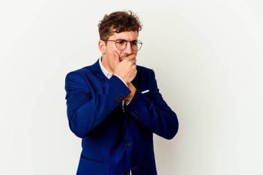 Beyaz arka planda izole edilmiş beyaz iş adamı, virüs veya enfeksiyon yüzünden boğazında ağrı hissediyor..