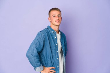 Beyaz tenli yakışıklı, kendine güveni tam. Ellerini kalçasından ayırmıyor..