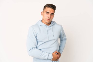 Genç, beyaz, yakışıklı bir adam karaciğer ağrısı ve mide ağrısı çekiyor..