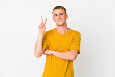 Genç, beyaz, yakışıklı adam iki numarayı parmaklarıyla gösteriyor..