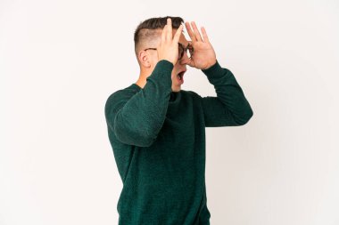 Genç, beyaz, yakışıklı, izole bir adam. Gözünü dört açıp, bir fırsat kolluyor..