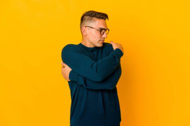 Genç, yakışıklı, beyaz bir adam yalnızdı. Kucaklaşmalar, kaygısız gülümsemeler ve mutluluklar..