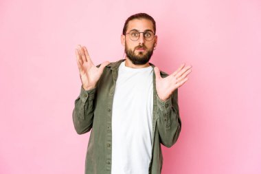 Uzun saçlı genç adam şaşırmış ve şok olmuş görünüyor..