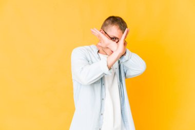 Kafkasyalı yakışıklı bir adam iki kolu çapraz tutuyor, inkar kavramı..