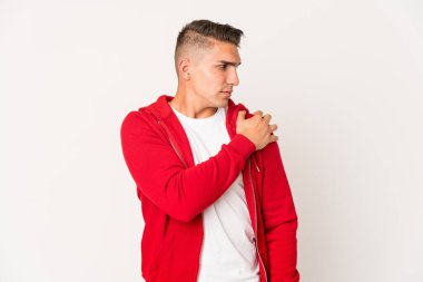 Beyaz tenli yakışıklı bir adam omuz ağrısı çekiyor..