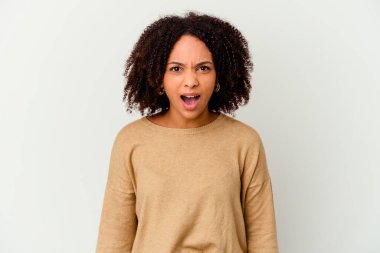 Genç Afro-Amerikan melez kadın yalnız başına bağırıyor çok kızgın, öfkeli, hayal kırıklığına uğramış.