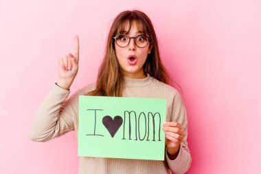 Sevdiğim anneyi kucağıma alan beyaz bir kadın harika bir fikir, yaratıcılık kavramına sahip..