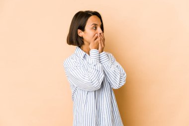 Genç İspanyol kadın, düşünceli bir şekilde bir fotokopi odasına baktı. Ağzını eliyle kapattı..
