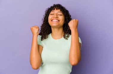 Genç Afrikalı Amerikalı Afro kadın zaferi, tutkuyu ve coşkuyu, mutlu ifadeyi kutluyor..