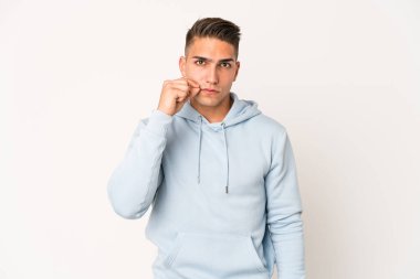 Genç, beyaz, yakışıklı, izole bir adam. Parmakları dudaklarında, sır saklıyor..