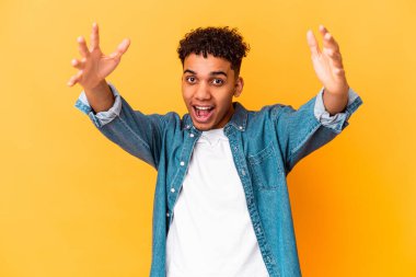 Genç Afro-Amerikan kıvırcık adamı bir zaferi ya da başarıyı morda kutlarken şaşırmış ve şok olmuştu..