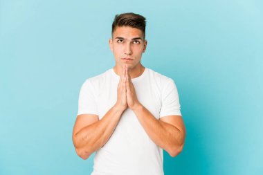 Beyaz tenli yakışıklı, izole edilmiş, el ele tutuşmuş, kendine güveniyor..