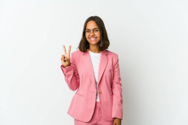 Beyaz arka planda izole edilmiş genç Latin iş kadını tekrarlanan bir görevden bıktı..