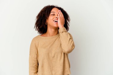 Genç Afro-Amerikan melez kadın gülerek, kaygısızca, doğal duygularla kendini soyutladı..