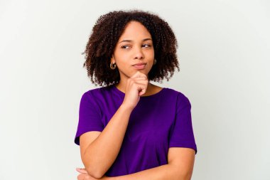 Genç Afro-Amerikan melez kadın şüpheli ve şüpheci bir ifadeyle yanlamasına bakıyor..