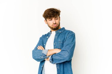 Beyaz arka plandaki genç Arap adam tekrarlanan bir görevden bıktı..