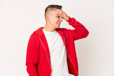 Kafkasyalı yakışıklı bir adam yalnızken mutlu bir şekilde ellerini başının üstünde tutuyor. Mutluluk kavramı.