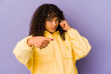 Genç Afrikalı Afro-Amerikan kadın, bir göreve odaklanmış, parmağıyla tapınağı işaret ediyor..