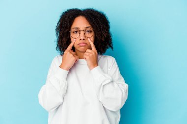 Genç Afro-Amerikan melez kadın stresten dolayı boynu ağrıyor, masaj yapıyor ve elle dokunuyor..