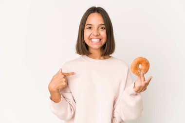 Genç İspanyol bir kadın donutu elleriyle yiyor. Bir gömleğin fotokopisini çekiyor. Gururlu ve kendinden emin.