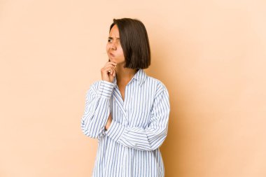 Genç İspanyol kadın şüpheli ve şüpheci bir ifadeyle yanlamasına bakıyor..