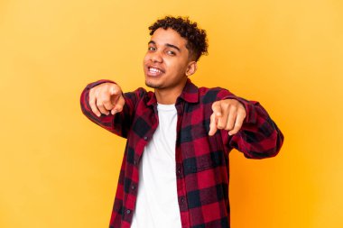 Genç Afro-Amerikalı kıvırcık adam Mor gülücüklerle izole edilmiş..