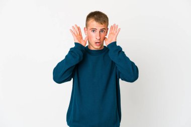 Genç beyaz yakışıklı adam şaşırdı ve şok oldu..