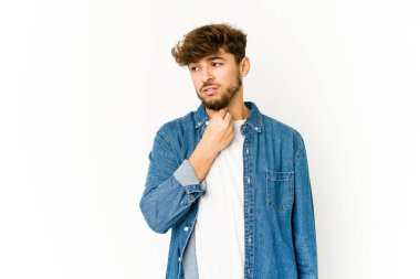 Beyaz arka plandaki genç Arap adam virüs ya da enfeksiyon yüzünden boğaz ağrısı çekiyor..